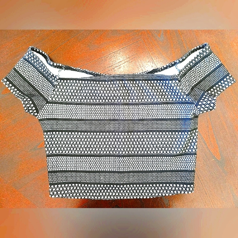 Charlotte Russe Crop Top Off the Shoulders Black & White Patterned Medium M NWOT